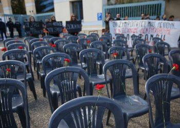 57 karrige me trëndafila, si protestojnë studentët e Athinës para Ministrisë së Transporteve