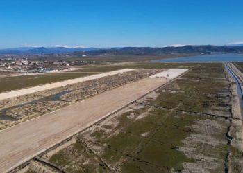 Aksionet e kushtueshme të aeroportit të Vlorës shiten për një çmim minimal