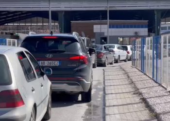 Dogana greke ndërpret punën, krijohet radhë në kufirin me Shqipërinë