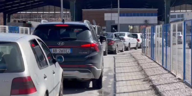 Dogana greke ndërpret punën, krijohet radhë në kufirin me Shqipërinë