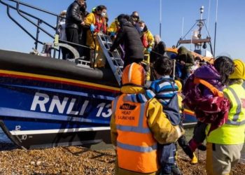 Ligji i ri/ Kush ikën ilegalisht me gomone, do t’i ndalohet hyrja përjetësisht në Britani