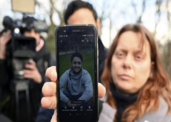 Nëna e shqiptarit të zhdukur nga tragjedia në Greqi: Më ndihmoni, Denisi muajin tjetër do festonte ditëlindjen