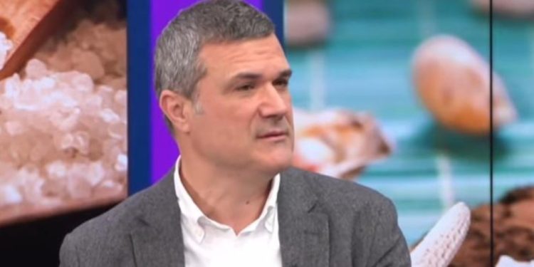 Mjeku shqiptar: Reduktoni kripën 5 gramë në ditë, shpëtoni nga sëmundjet