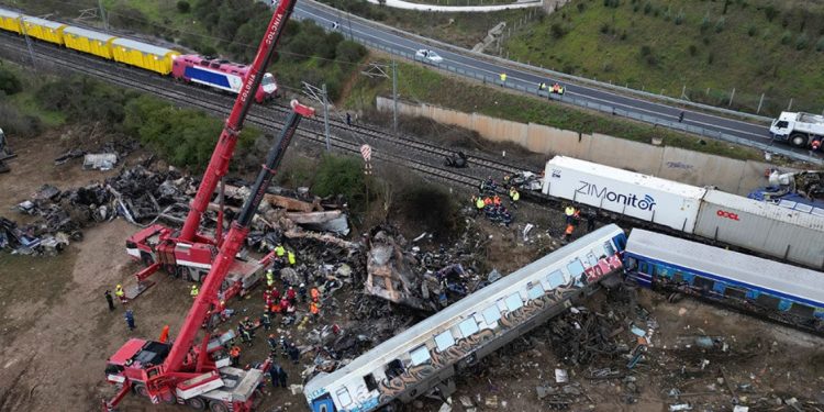 Përplasja e dy trenave në Greqi/ Përfundojnë kërkimet për të mbijetuar, trupat i dorëzohen familjarëve