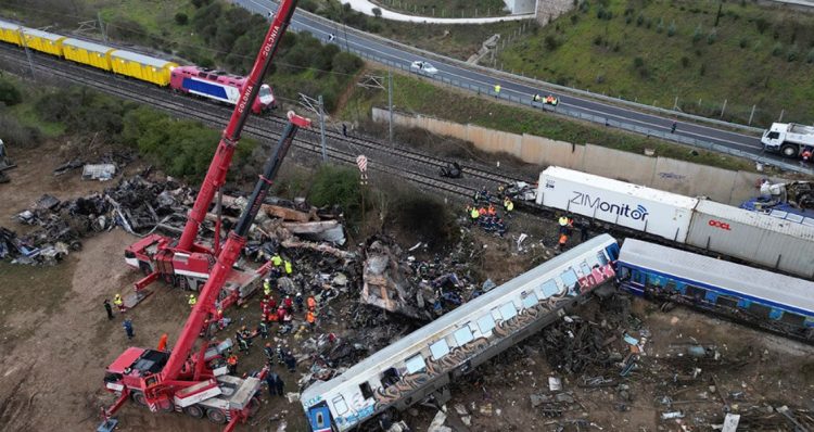 Përplasja e dy trenave në Greqi/ Përfundojnë kërkimet për të mbijetuar, trupat i dorëzohen familjarëve
