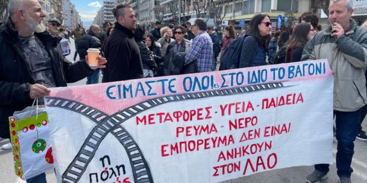 Aksidenti me trenin e vdekjes, zemërim dhe protesta në Greqi kundër politikës