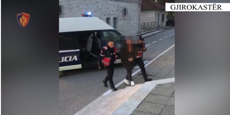 Pagesë 350 euro për kokë, arrestohet në Gjirokastër trafikanti i klandestinëve (VIDEO)