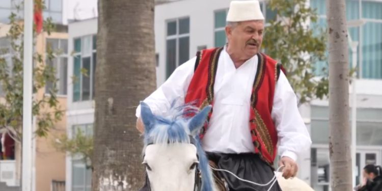 Protestuesi me kalë i PD thirrje Arbana Osmanit: Më fut në Big Brother, ose të më ftojë në emision Grida Duma