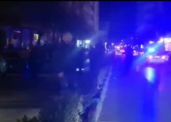 Makina përmbyset në rrugë, plagoset shoferi