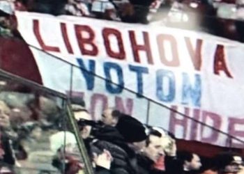 “Libohova voton Nardi Hiden”, banderola e pazakontë shpaloset në Varshavë gjatë ndeshjes Poloni-Shqipëri (FOTO)