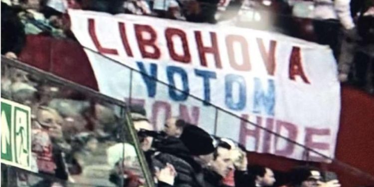 “Libohova voton Nardi Hiden”, banderola e pazakontë shpaloset në Varshavë gjatë ndeshjes Poloni-Shqipëri (FOTO)