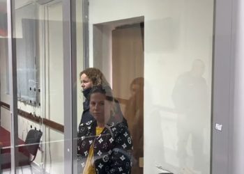 U arrestua 8 ditë pas lindjes, gjykata lë të lirë nënën lehonë