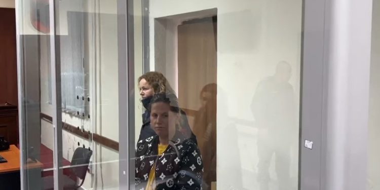 U arrestua 8 ditë pas lindjes, gjykata lë të lirë nënën lehonë