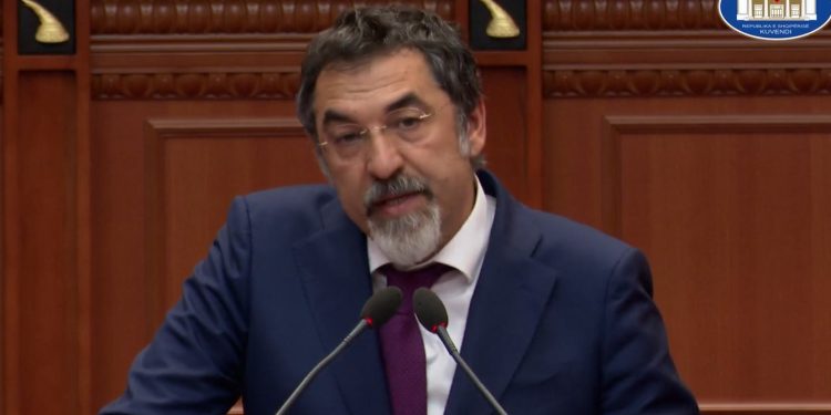Çuçi në Kuvend: Nuk bëhet fjalë për zyrë të DEA-s në Tiranë, por për një person permanent