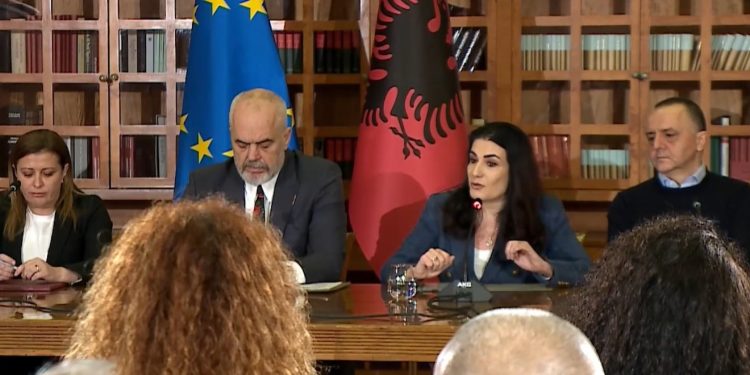 “Prisni bishtat e korrupsionit nëpër zyra”, Rama prezanton Dallëndyshe Bicin në krye të Kadastrës
