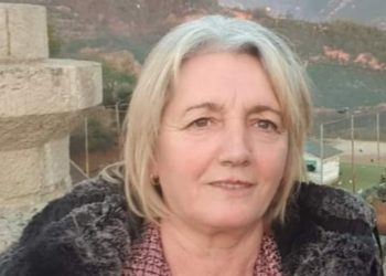 Na fal Mimoza që s’të mbrojtëm dot. Plumbat mbi trupin tënd na kanë vrarë të gjithëve