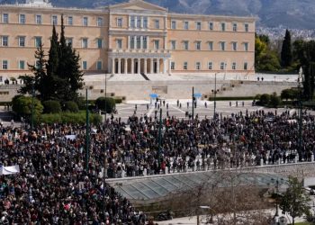 Tragjedia/ Zemërim në Greqi, njerëzit mbushin sheshet me protesta