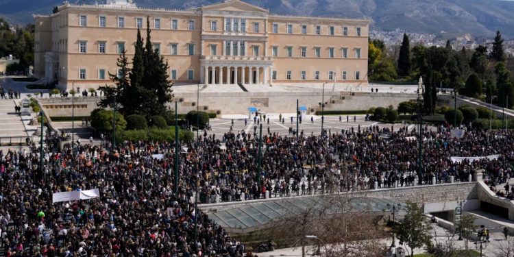 Tragjedia/ Zemërim në Greqi, njerëzit mbushin sheshet me protesta