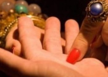 A duhet t’i besoni fallxhoreve? Ja arsyet shkencore përse leximi i letrave apo filxhanit janë të pavërteta