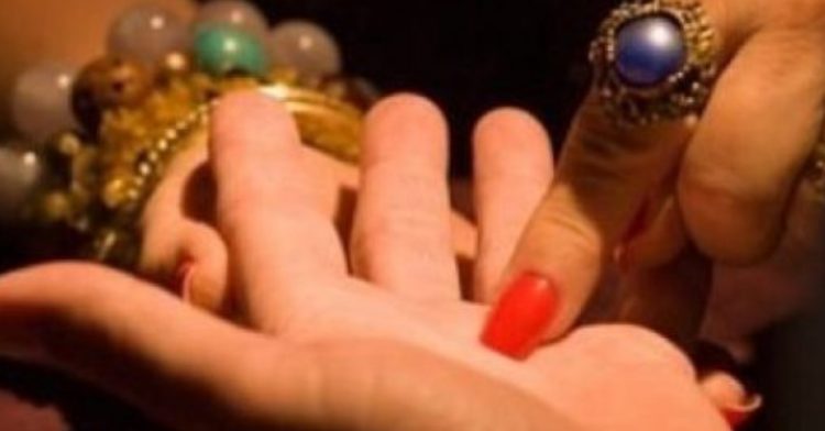 A duhet t’i besoni fallxhoreve? Ja arsyet shkencore përse leximi i letrave apo filxhanit janë të pavërteta