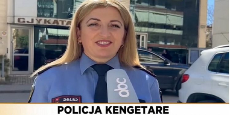 “O dhëndër kur të bëri nëna…”, njihuni me policen nga Saranda që punon part time edhe si këngëtare (VIDEO)