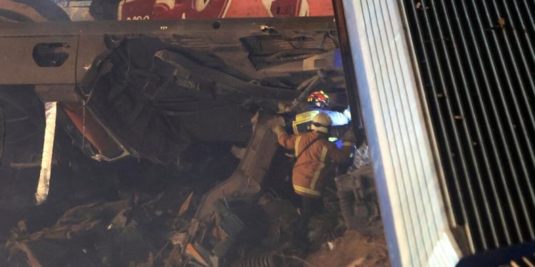 “Shumica e viktimave studentë dhe fëmijë të vegjël”, përplasja e trenave në Greqi, dëshmitë rrënqethëse: Po gjenim njerëz të vdekur në fusha….