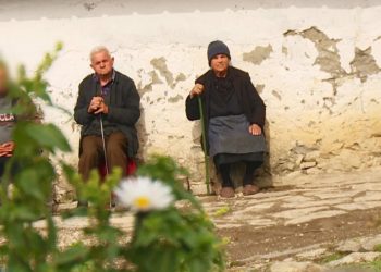 Drama e familjes nga Memaliaj, dy të moshuar me djalin e sëmurë mbeten në qiell të hapur pas djegies së shtëpisë (FOTO)