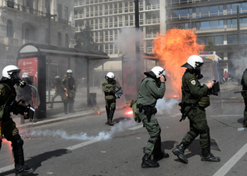 Aksidenti me trenin e vdekjes, tym e flakë nga protestat në Athinë e Selanik (VIDEO)