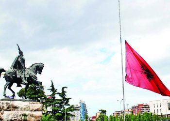 Sot Ditë Zie Kombëtare në Shqipëri, tragjedia e Greqisë është edhe tragjedia jonë