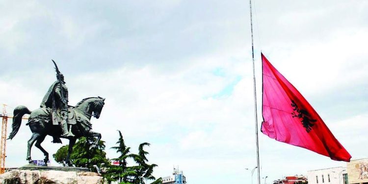 Sot Ditë Zie Kombëtare në Shqipëri, tragjedia e Greqisë është edhe tragjedia jonë