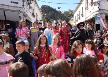 Karnavalet në Gjirokastër, paradë me maska dhe muzikë (VIDEO)