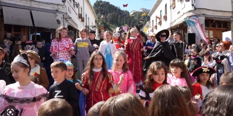 Karnavalet në Gjirokastër, paradë me maska dhe muzikë (VIDEO)