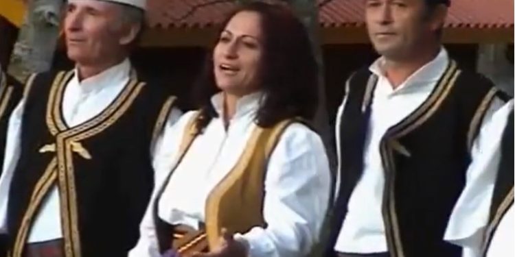 “Humbi 4 vjet i shkreti, erdhi se mbaron mandati…”, bëhet virale kënga polifonike që tallet me deputetët (VIDEO)