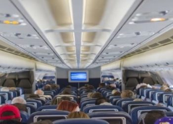 Stjuardesa tregon pse nuk duhet të hani gjithmonë ushqim në fluturime të gjata