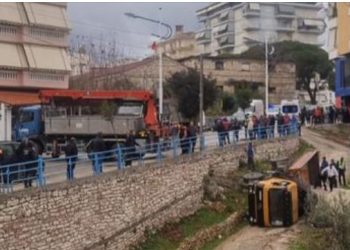 Ngjarje e rëndë në Sarandë/ Po shkarkonte ngarkesën, kamioni e zë poshtë, vdes shoferi (Emri)