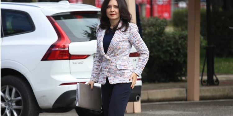 “Pa ndërgjegje e pa tru”, Elisa Spiropali reagon ashpër ndaj prokurorëve që futën në burg nënën lehonë