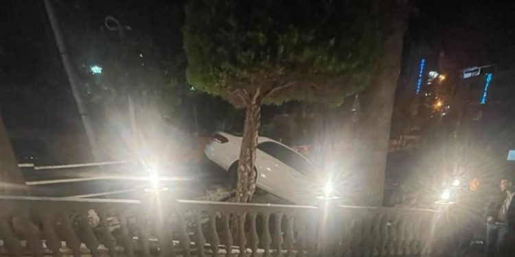 Aksident i frikshëm në Sarandë, makina përfundon në piceri (FOTO)