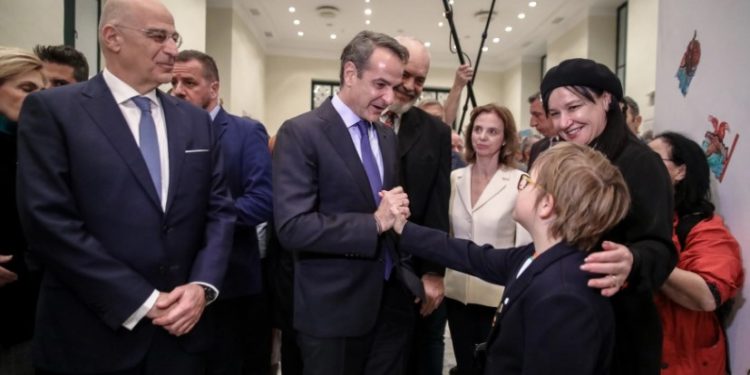 Rama hap ekspozitën me piktura në Athinë, Zaho bën qepalla me Mitsotakis (FOTO)