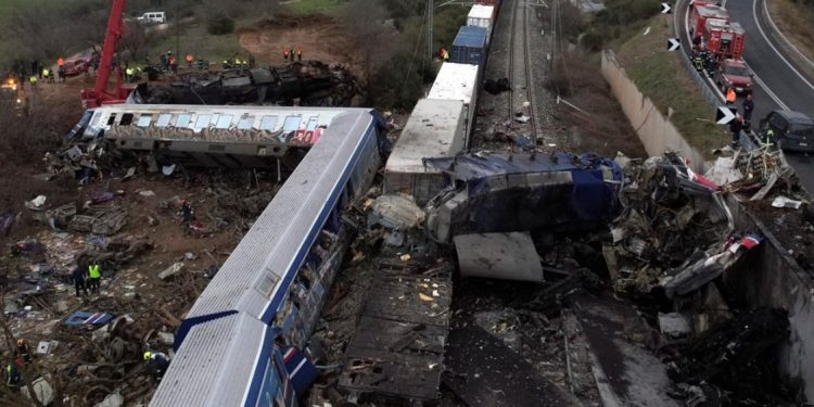 Pasagjerët rrëfejnë kaosin e përplasjes së dy trenave në Greqi: Thyem xhamat me valixhe për të shpëtuar