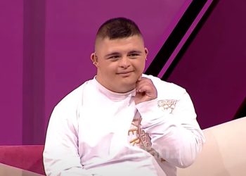 Historia prekëse e të riut me Sindromën Down, si shokët nuk e pranuan në mbrëmjen e minimaturës dhe si ai arriti të jetë një punonjës i dalluar (VIDEO)