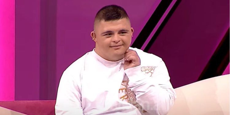 Historia prekëse e të riut me Sindromën Down, si shokët nuk e pranuan në mbrëmjen e minimaturës dhe si ai arriti të jetë një punonjës i dalluar (VIDEO)