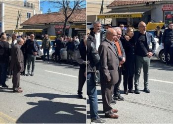 Shfaqet për herë të parë pas daljes nga burgu, Saimir Tahiri i jep lamtumirën e fundit babait të tij (VIDEO)