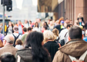 Shqipëria po zbrazet/ Ikin të rinjtë, në tregun e punës ngelin pensionistët