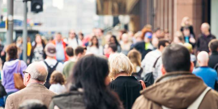 Shqipëria po zbrazet/ Ikin të rinjtë, në tregun e punës ngelin pensionistët