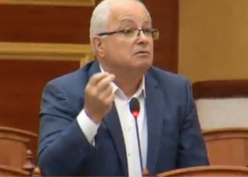 Edmond Spaho revoltohet me Ramën pse nuk i rrit rrogën: Çfarë jemi ne, që na barazon me një sekretar?