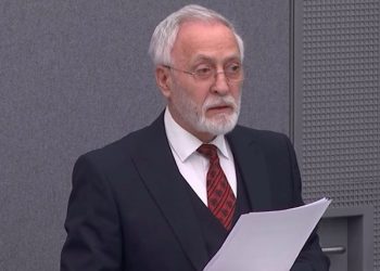 FOTO LAJM: Jakup Krasniqi me kravatë me shqiponjën dykrenare në Hagë