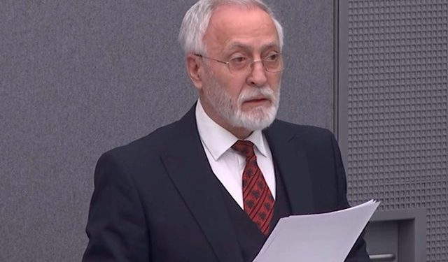 FOTO LAJM: Jakup Krasniqi me kravatë me shqiponjën dykrenare në Hagë