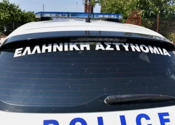 Dy shqiptarë zihen për një grua në Greqi, njëri përfundon në spital i plagosur, tjetri në polici