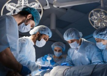 E pazakontë/ Mjekët operojnë me sukses biznesmenin grek por i harrojnë gjilpërën në bark