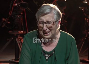 Nëna shkrehet në lot: E liga që të vjen nga fëmija nuk të vjen as nga Perëndia (VIDEO)